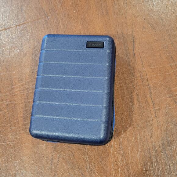 New AWAY Travel The Mini Suitcase Toiletry Case United Polaris Amenity Kit Pouch - Picture 3 of 15